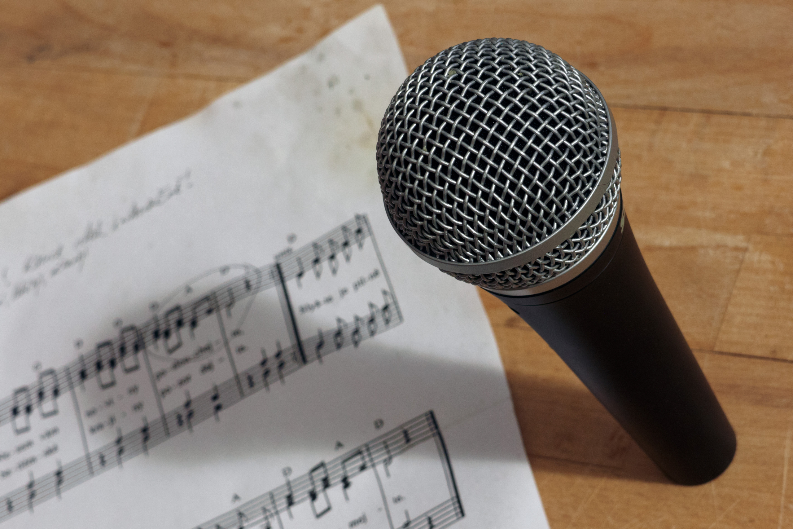 microphone and music notes